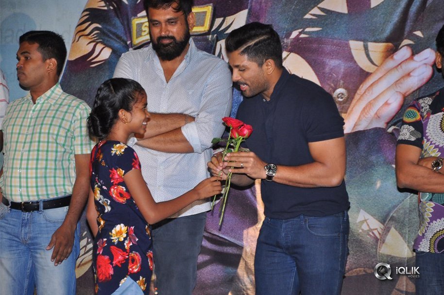 Army-People-Watching-Naa-Peru-Surya-Naa-illu-India-Movie-Photos